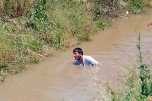 Erzincan'da baba su kanalında oğlunu aradı - Resim 10