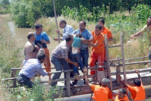 Erzincan'da baba su kanalında oğlunu aradı - Resim 9