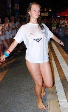 Turistler havuz partileriyle serinliyor