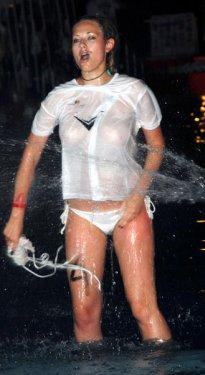 Turistler havuz partileriyle serinliyor