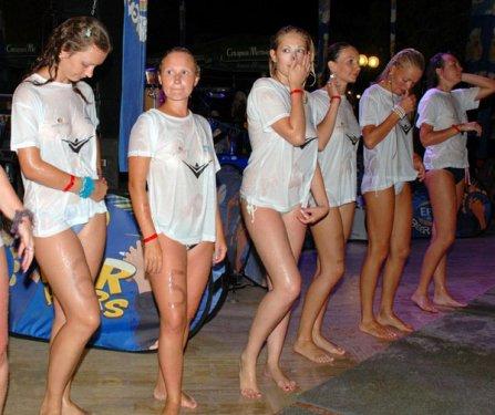 Turistler havuz partileriyle serinliyor