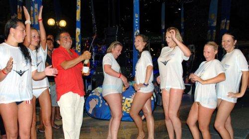 Turistler havuz partileriyle serinliyor