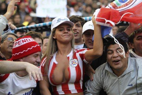 Paraguay tribünlerinin güzelleri