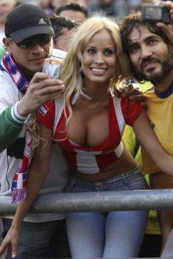 Paraguay tribünlerinin güzelleri