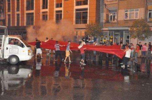 Zeytinburnu'nda halk sokağa döküldü