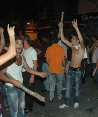 Zeytinburnu'nda halk sokağa döküldü