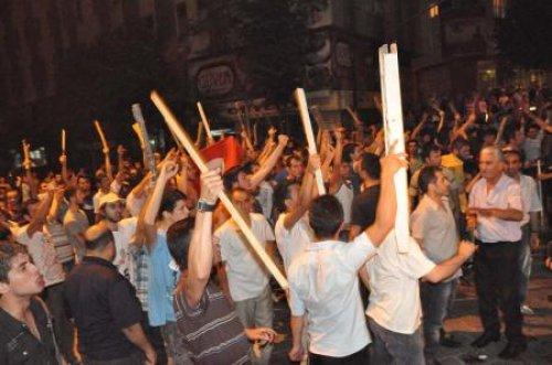 Zeytinburnu'nda halk sokağa döküldü