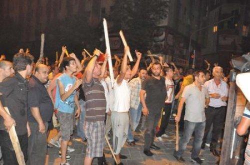 Zeytinburnu'nda halk sokağa döküldü