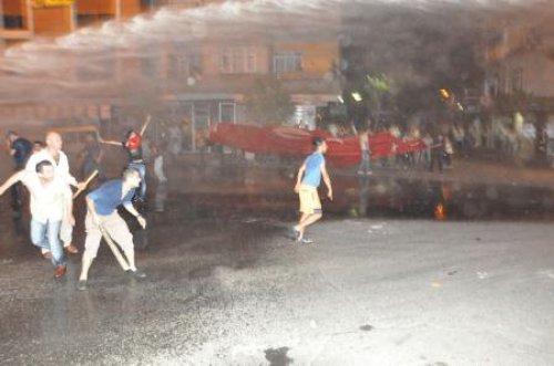 Zeytinburnu'nda halk sokağa döküldü