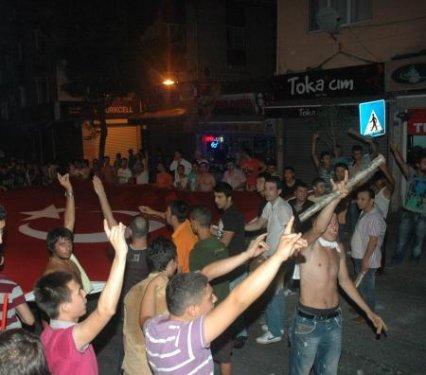 Zeytinburnu'nda halk sokağa döküldü