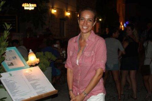 Burcu Esmersoy düğmeyi fazla açınca - Resim 2