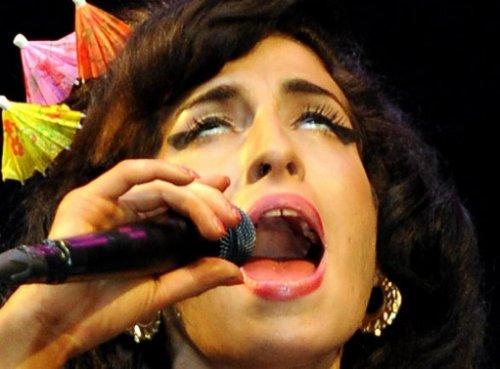 Amy Winehouse hayatını kaybetti