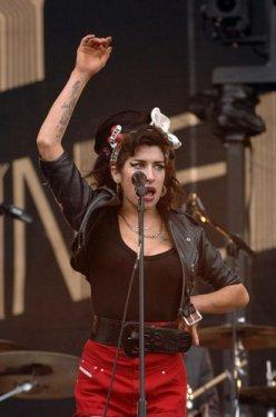 Amy Winehouse hayatını kaybetti