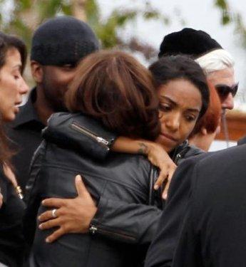 Amy Winehouse son yolculuğuna uğurlandı