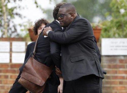 Amy Winehouse son yolculuğuna uğurlandı