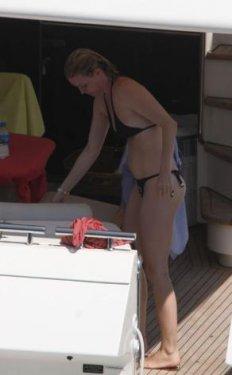 Cem Uzan'ın eski eşi genç sevgilisiyle tatilde