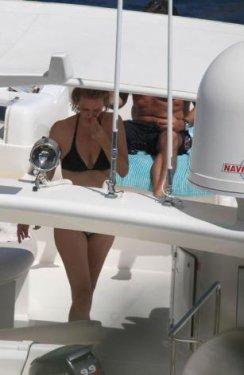 Cem Uzan'ın eski eşi genç sevgilisiyle tatilde