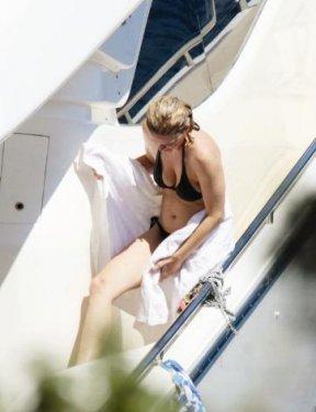 Cem Uzan'ın eski eşi genç sevgilisiyle tatilde