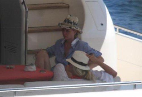 Cem Uzan'ın eski eşi genç sevgilisiyle tatilde