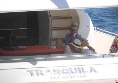 Cem Uzan'ın eski eşi genç sevgilisiyle tatilde