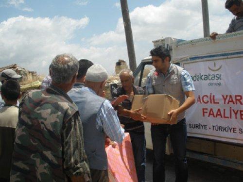 Sadakataşı Derneği'nden Suriyeli mültecilere yardım - Resim 1