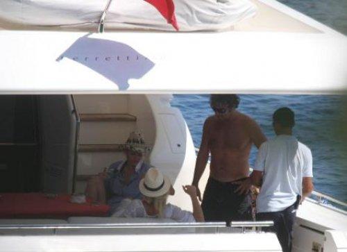 Cem Uzan'ın eski eşi genç sevgilisiyle tatilde