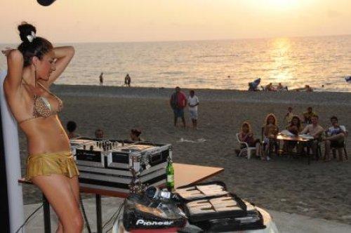 Çıplak DJ seyirciyi az buldu - Resim 5