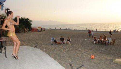 Çıplak DJ seyirciyi az buldu - Resim 4