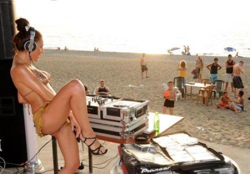 Çıplak DJ seyirciyi az buldu - Resim 13