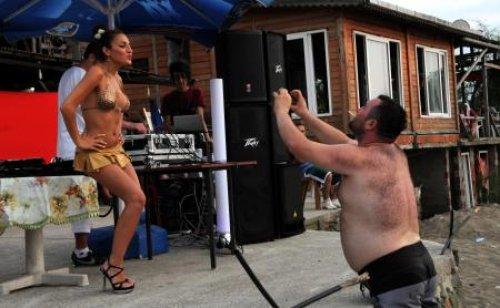 Çıplak DJ seyirciyi az buldu - Resim 9
