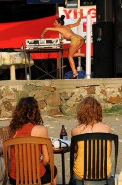 Çıplak DJ seyirciyi az buldu - Resim 2