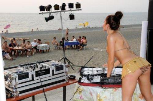 Çıplak DJ seyirciyi az buldu - Resim 11