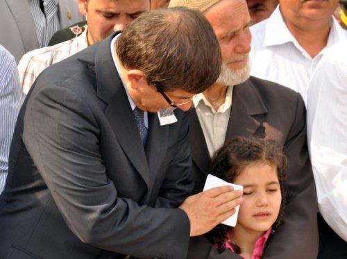 Bakan Davutoğlu şehit cenazesinde