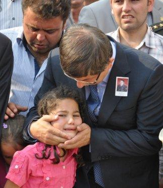 Bakan Davutoğlu şehit cenazesinde
