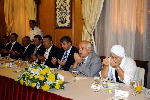 Cemil Çiçek'ten şehit ailelerine iftar