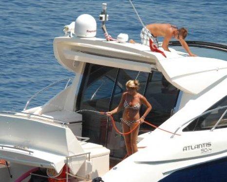 Pınar ve Yağmur tekne temizliği yapıyor - Resim 18