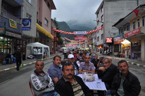 Rize'de 1.5 kilometrelik iftar sofrası 