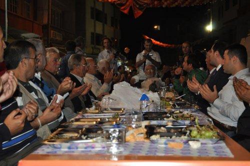Rize'de 1.5 kilometrelik iftar sofrası 
