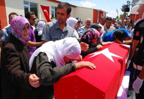 Şehit Murat Çelikhası son yolculuğuna uğurlandı - Resim 8