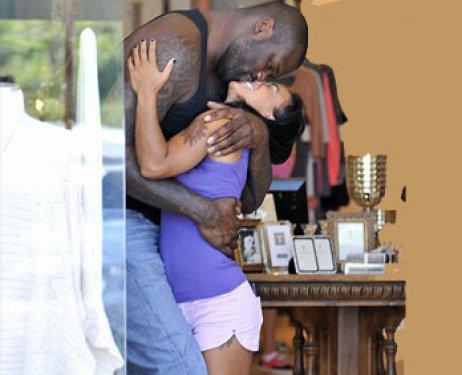 Shaquılle O'Neal sevgilisini öpmekte epey zorlandı