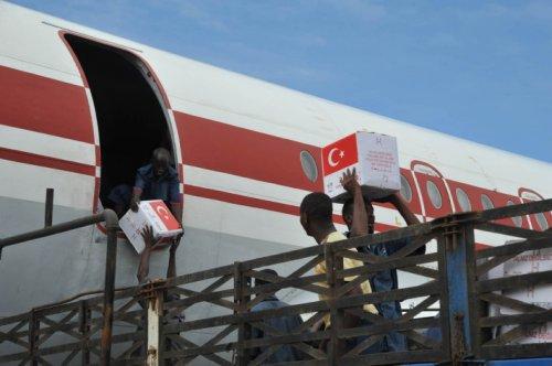 Somali halkı Türk uçaklarını görünce sevindi