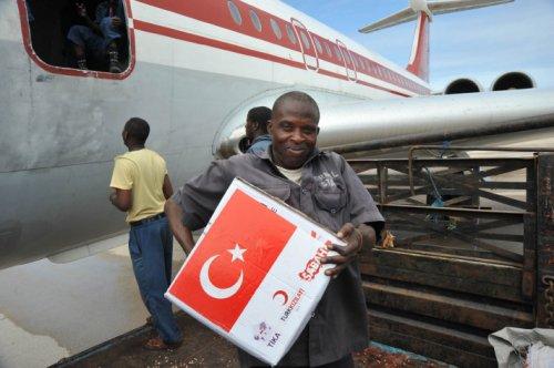 Somali halkı Türk uçaklarını görünce sevindi