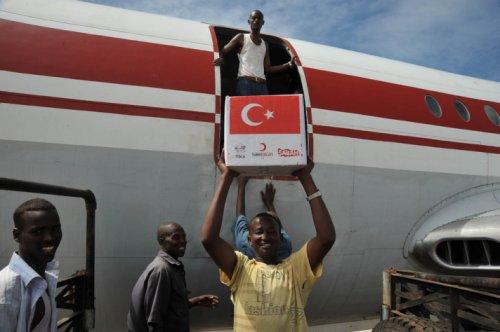 Somali halkı Türk uçaklarını görünce sevindi