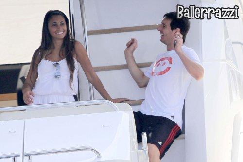 Messi ve sevgilisi tatilde