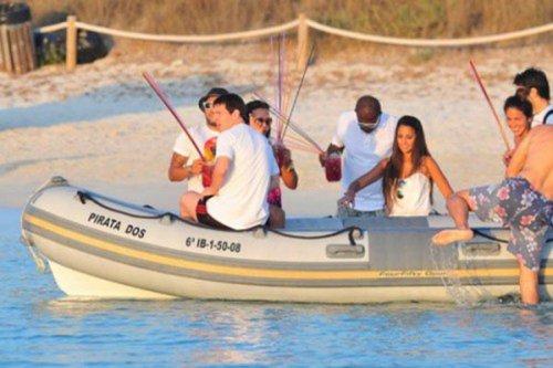 Messi ve sevgilisi tatilde