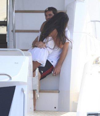 Messi ve sevgilisi tatilde