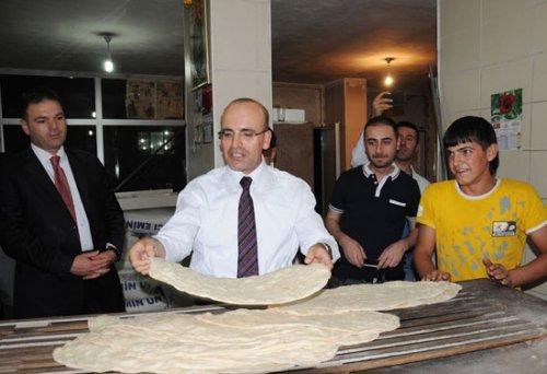 Mehmet Şimşek fırına girdi