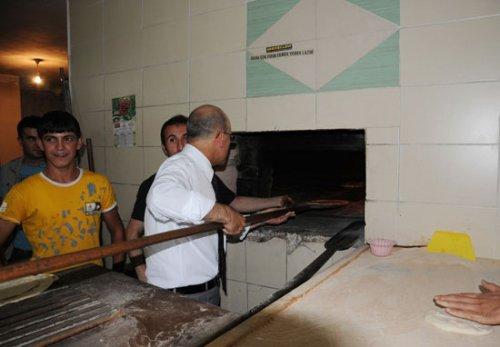 Mehmet Şimşek fırına girdi