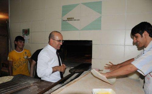 Mehmet Şimşek fırına girdi