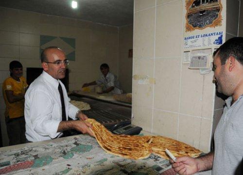 Mehmet Şimşek fırına girdi